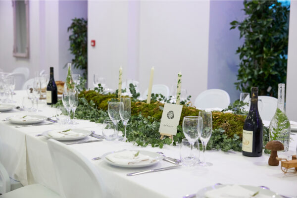 Table de festin pour mariées et convives au domaine de Montcausson