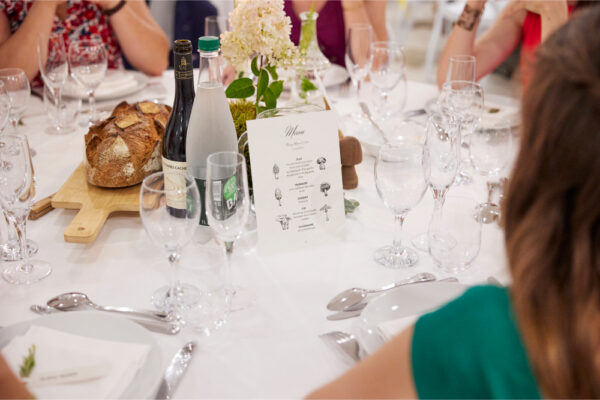 Table garnit avec menu au domaine de Montcausson pour célébrer un mariage